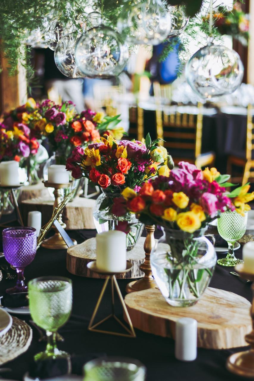 Monta un centro de flores y frutas de otoño para adornar tu mesa