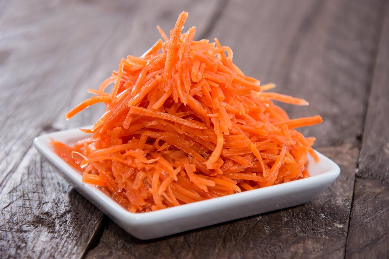 Морковь с чесноком и маслом рецепт. Салат с морковью по-корейски. Морковный салат. Тертые овощи. Морковь с чесноком.