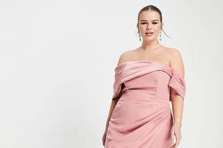 vestido rosado con escote barco