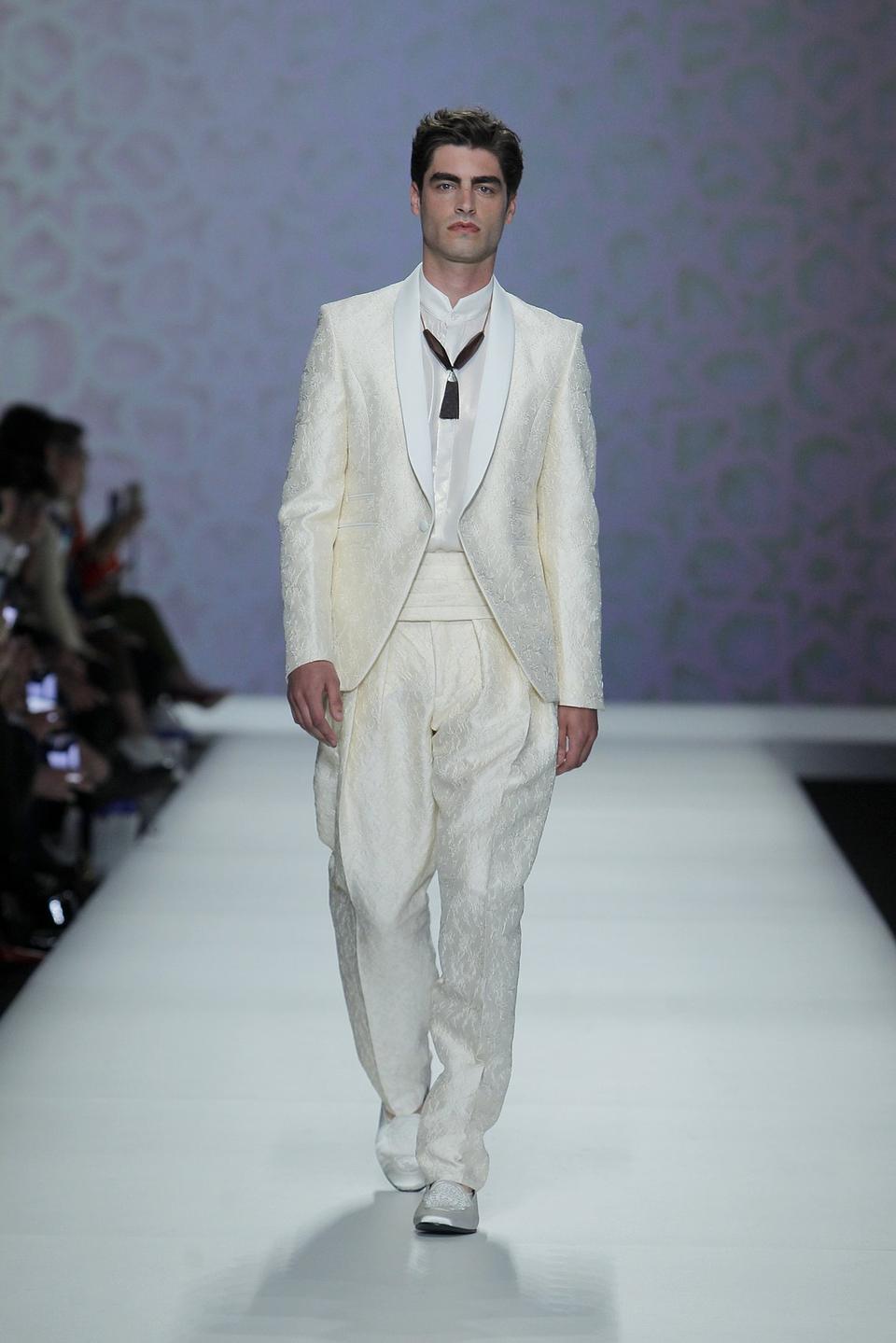 Tendencias En Trajes De Novio De La Barcelona Bridal Fashion Week