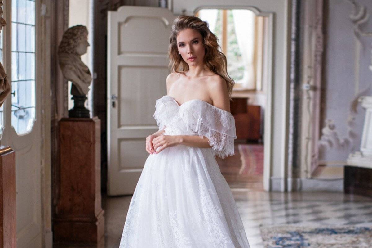 Cómo lucir un vestido de novia sin hombros de manera impecable