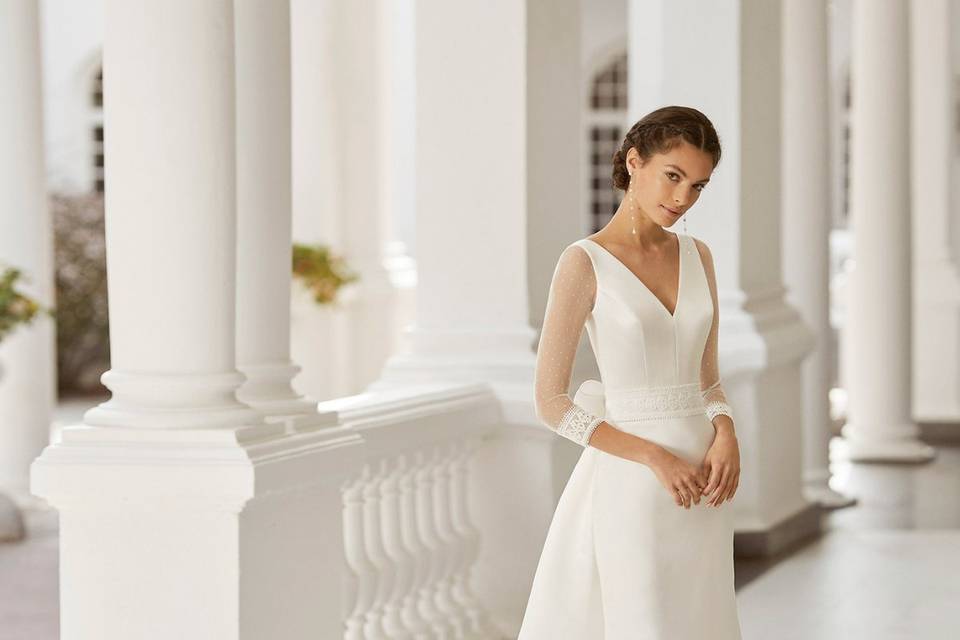 vestido de novia con mangas de Adriana Alier