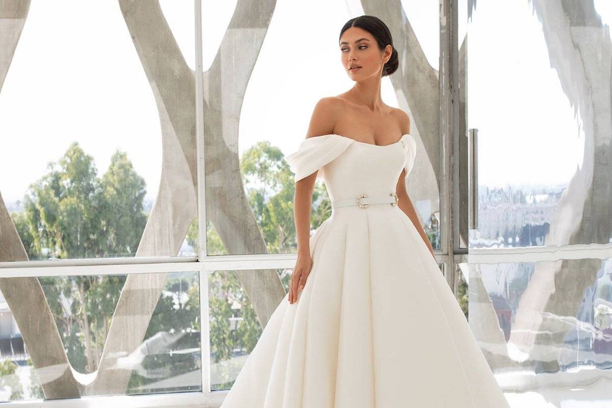 Descubre los vestidos de novia 2021 de Pronovias: glamur para cada novia