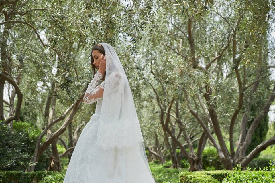 Vestido de novia de encaje de Monique Lhuillier