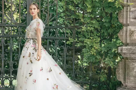 Vestidos de novia con estampados: el cambio que tu look nupcial necesitaba