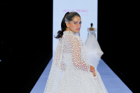 6 tendencias en accesorios de novia 2023 y 2024: ¡capas, sombreros, guantes y más!