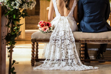Cómo sentarse con el vestido de novia y no complicarse con los detalles