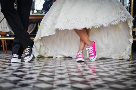 Cuando las zapatillas regalonas del novio no pueden faltar ni para el día del matrimonio
