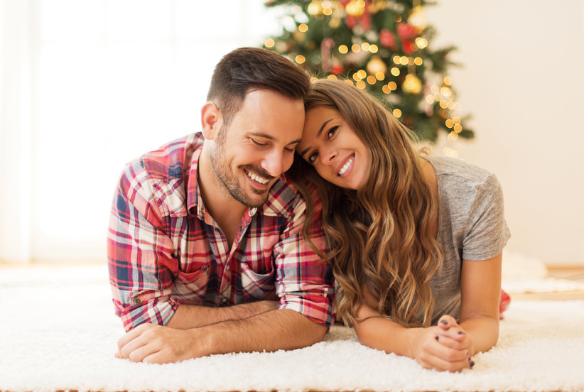 pareja-sonriente-estirados-en-el-suelo-e