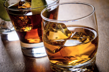 Bar de whisky: un toque de elegancia a su banquete de matrimonio