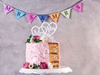 5 ideas de cake topper LGTBIQ+ para su matrimonio