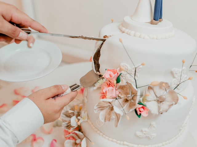 Viral: Novios les cobran rebanada de pastel a invitados en su boda 