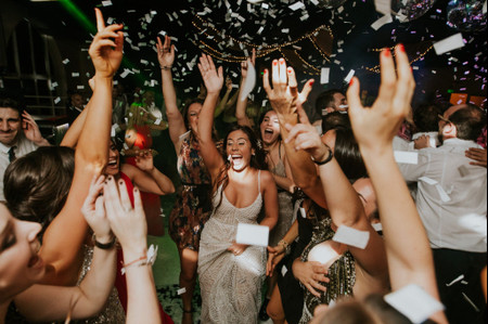 Las 30 canciones más virales de TikTok para la fiesta de matrimonio