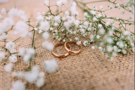 Cambio de fecha: cómo modificar el grabado de los anillos de matrimonio