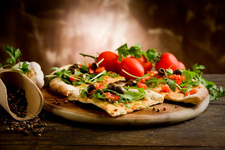Por qué la pizza es la reina del trasnoche (y del bajón) de la fiesta