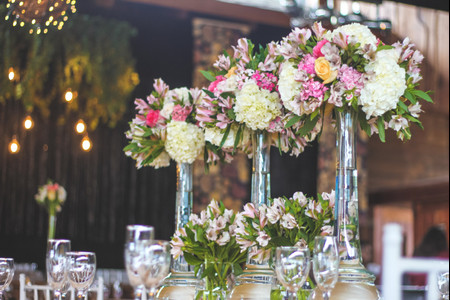 Centros de mesa altos: la nueva tendencia en matrimonios