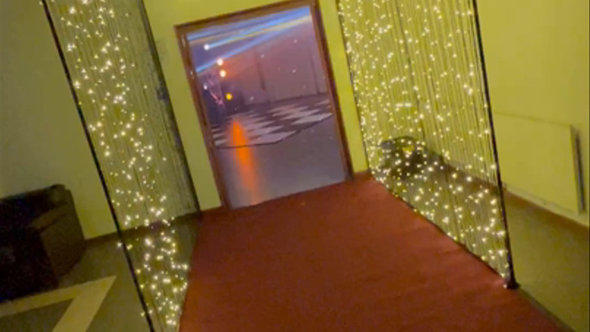Túnel de luces LED con alfombra roja