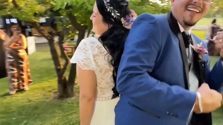 Novios felices y enamorados