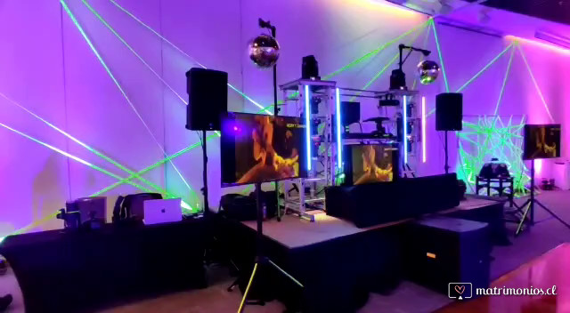 DJ booth vdj con 3 monitores 4k