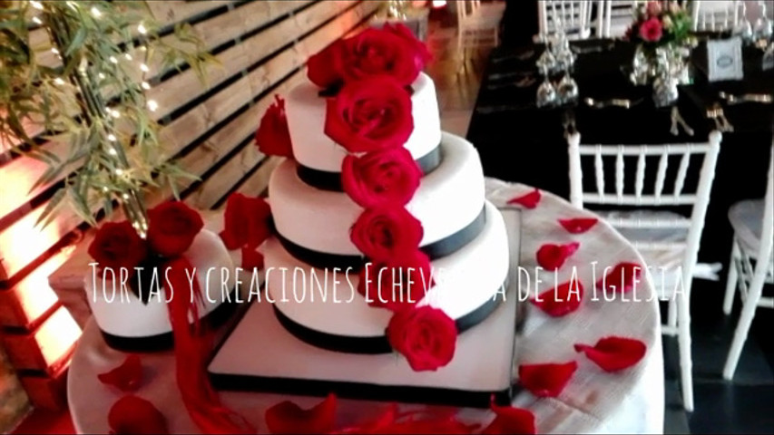 Sutil decoración en costados y rosas