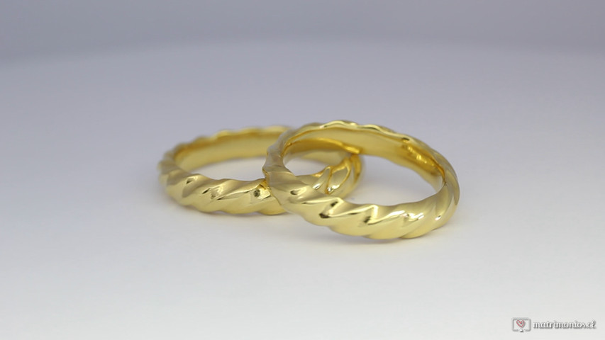 Argollas de matrimonio modelo Twist con diamantes