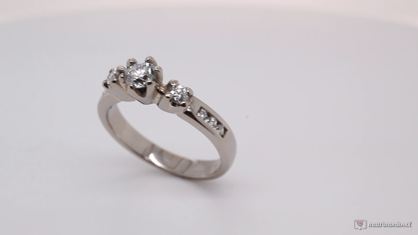 Anillo de compromiso modelo Zúrich platino y diamantes