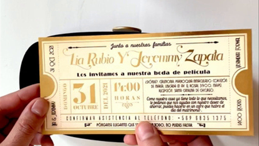 Ticket de cine con folia dorada