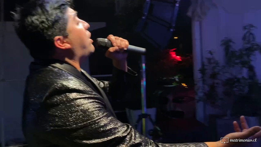Sonido a cantante en fiesta 