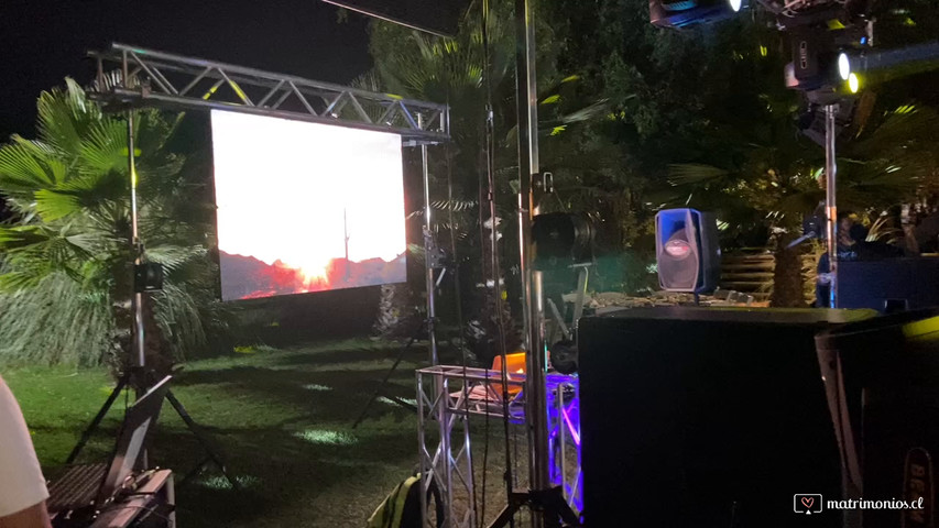 Muestra de montaje de pantalla y sonido e iluminación 