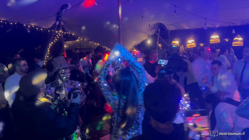 Fiesta con trajes de espejo
