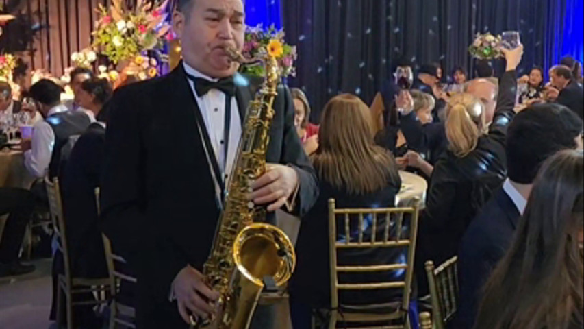 Durante la cena, Saxo