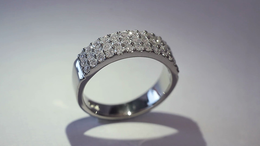 Anillo de platino y diamantes corte brillante