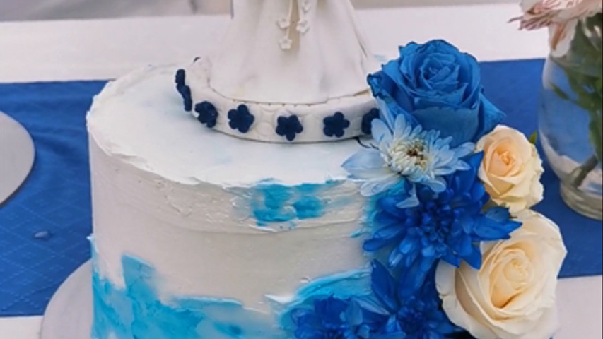 Torta en crema con difuminación en tono azul