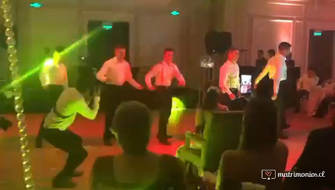 Coreografía grupal para novios