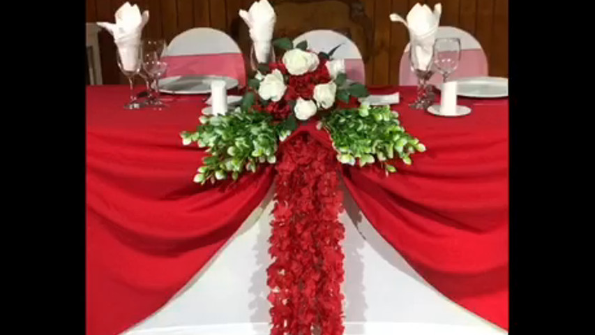 Salón, mantelería y decoración en tonos rojos