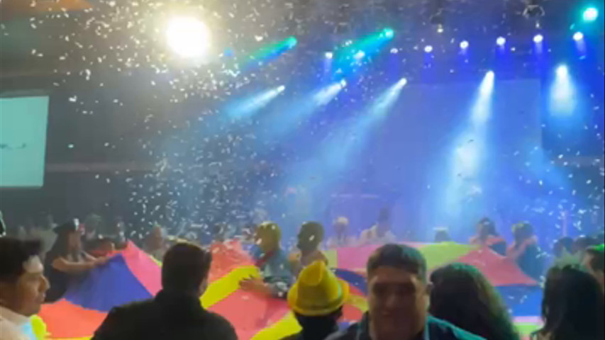 Confetti junto al show de la máscara 