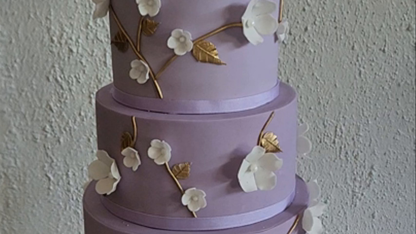 Torta lila con flores