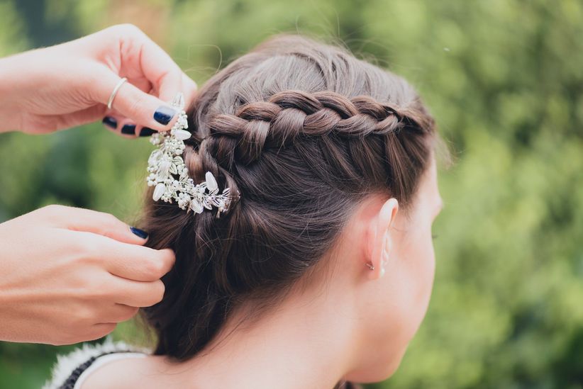 5 peinados con trenzas y pelo suelto para novias