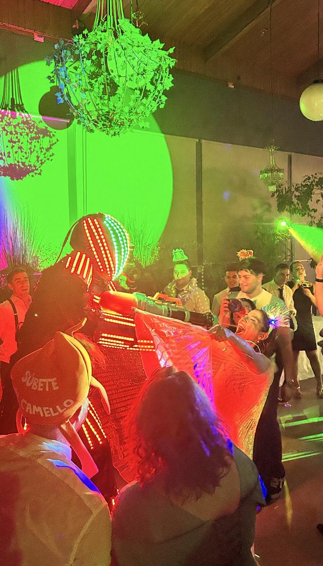 Blue Monkey Producciones - Robot LED - 1
