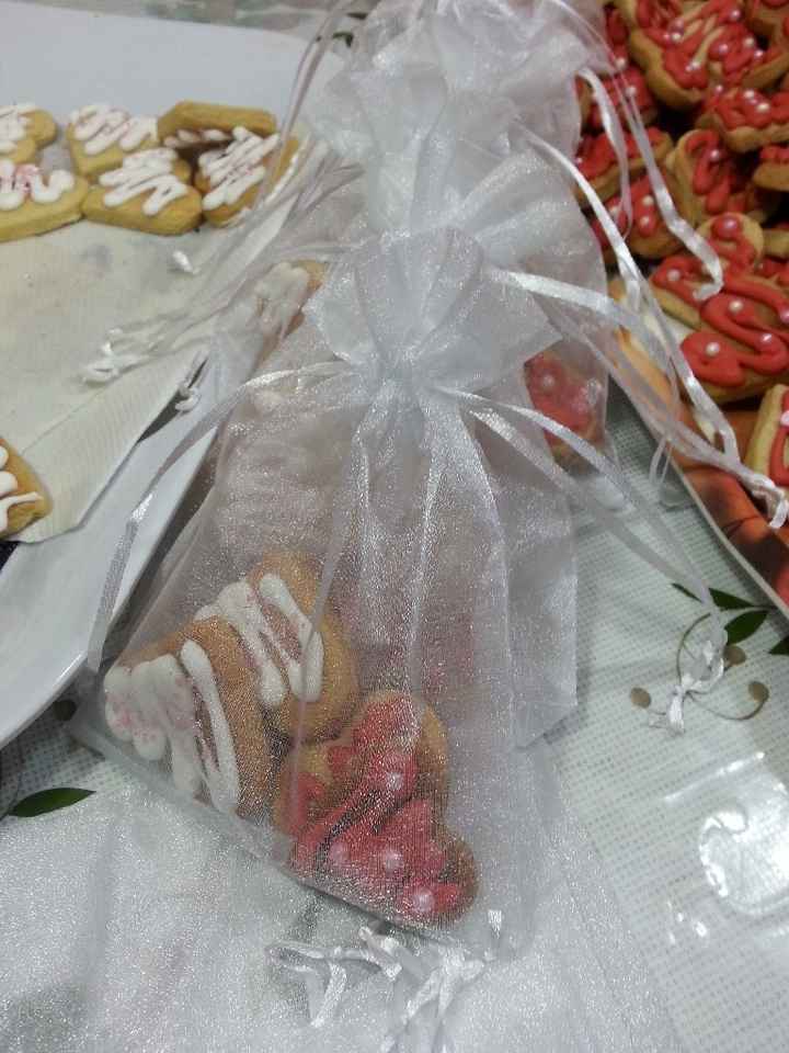 4 galletitas en bolsitas de organza blancas / rojas