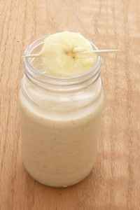 Smoothie de plátano, mantequilla de maní y leche