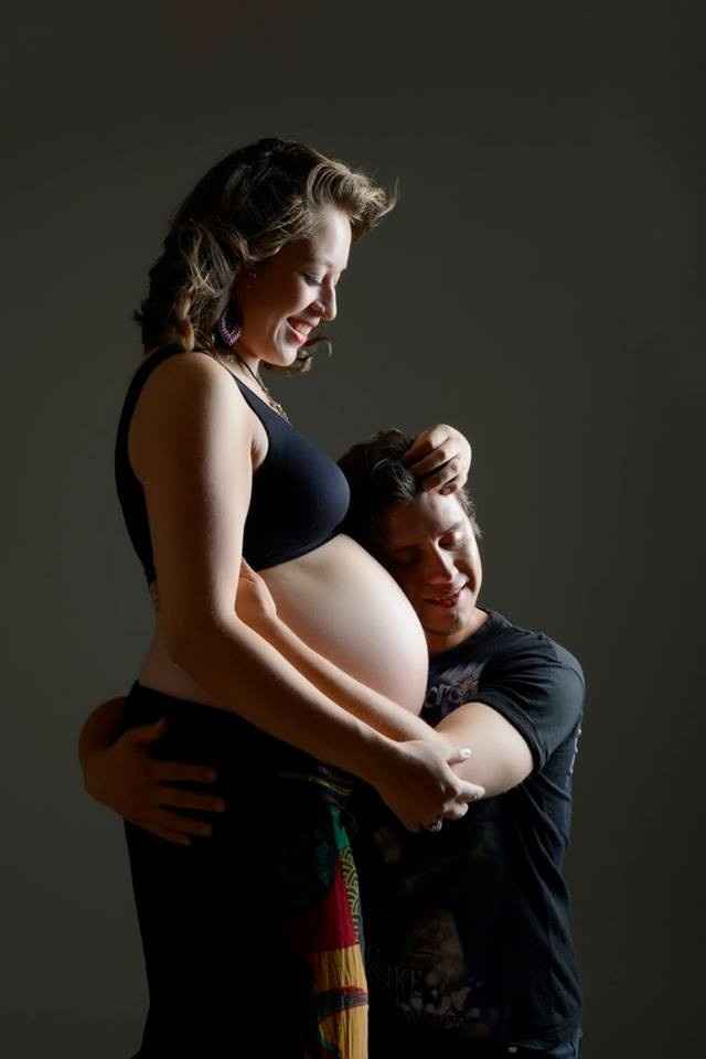 Mi esposo hermoso abrazando mi panza