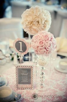 4. Centro de mesa con candelabro y bolas de flores