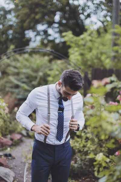 Traje hotsell con suspensores
