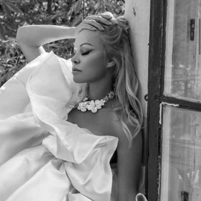¡Increíble! Pamela Anderson se casa por quinta vez y con un viejo amor 😱 1