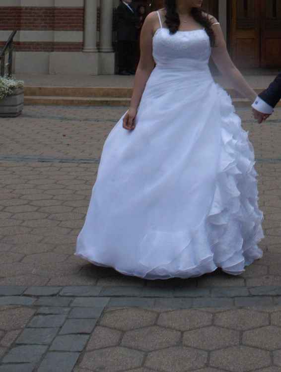 necesito comprarme vestido de novia algo parecido a la imagen y sin tiras 