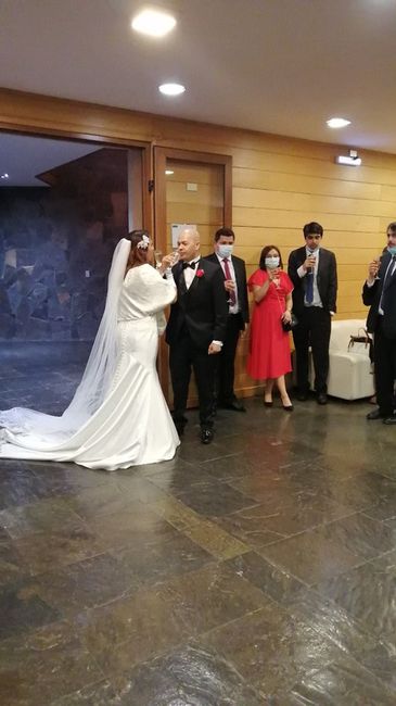 En el matrimonio... ¿Harán el brindis mirándose a los ojos?🥂 1