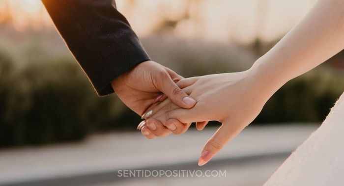 Encuesta romántica: ¿Cómo se toman de las manos? 2
