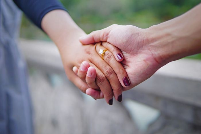 Encuesta romántica: ¿Cómo se toman de las manos? 1