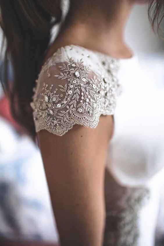 ¿Te gustarían estos detalles brillantes en las mangas de tu vestido de novia?